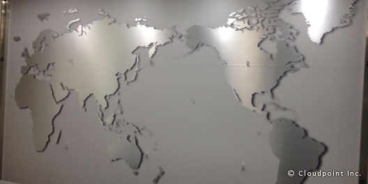 グローバル企業のエントランスに世界地図モチーフの「錯覚グラフィック」