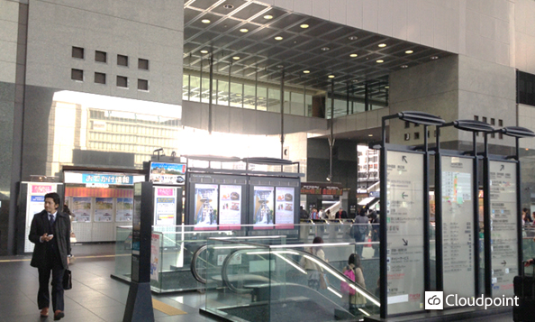JR京都駅 中央口改札前サイネージ02_引き