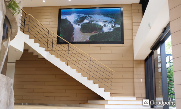 大型LEDビジョンのダイナミックな映像により、校舎エントランスを上質な空間に演出