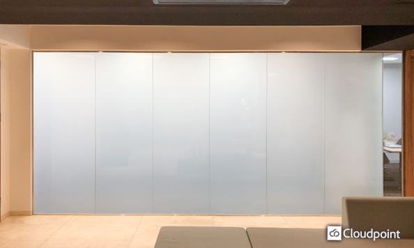 オフィスエントランスと会議室の間仕切りガラスにTANYO FOGLEARを採用　開放的なオフィス空間と機密空間の両面を確保