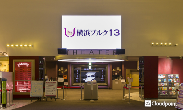 映画館エントランスに大型LEDビジョンを設置　最適な設置場所・サイズの選定で確かな存在感を創出