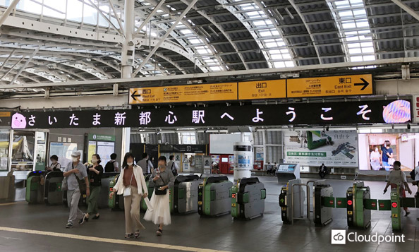 駅改札口上部に横長大型LEDビジョンを設置　視認性の高い情報表示で、改札口の混雑を回避