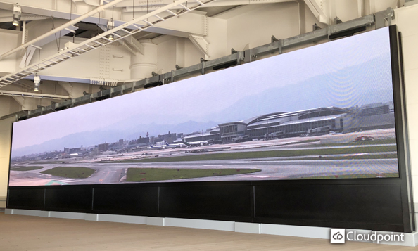 ダイナミックな滑走路ライブ中継映像を空港内旅客ターミナルの大型LEDビジョンで放映