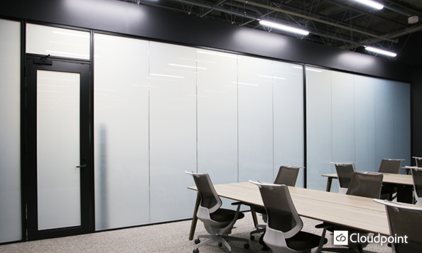 開放的でデザイン性のある空間に溶け込むTANYO FOGLEAR　執務室と設計室の間仕切りに採用