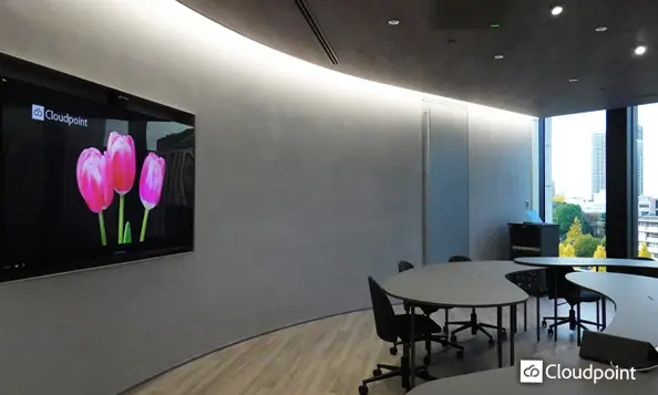 スタイリッシュな会議室に溶け込むスリム設計の100型液晶ディスプレイ　意匠性と機能性を両立した会議システムを採用