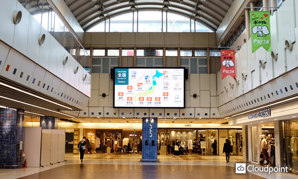 京都駅前地下街に視認性の高い大型LEDビジョンを設置　公共性を考慮した情報発信に活用