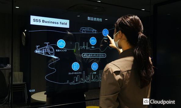 タッチ操作が可能なミラーサイネージ　来社時の企業案内とオフィスの空間演出に活用