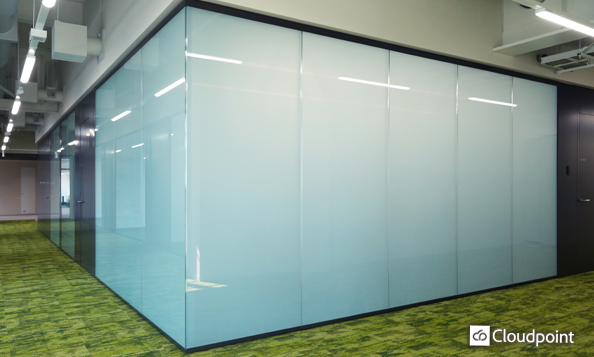 会議室のダブルガラス内に調光フィルムTANYO FOGLEARを施工　機密性保持と奥行きのある空間を自在に使い分ける