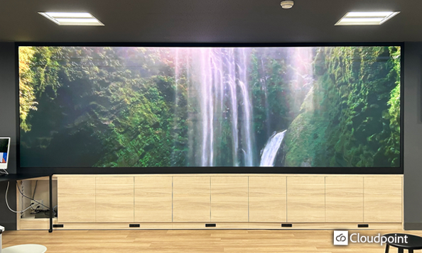 4K表示に対応した大型LEDビジョンで超高精細な映像を表現<br>AI×デジタルサイネージを活用して円滑な業務を促進