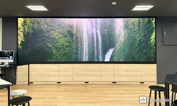 4K表示に対応した大型LEDビジョンで超高精細な映像を表現<br>AI×デジタルサイネージを活用して円滑な業務を促進