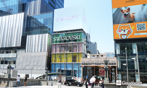 華やかさと活気が交差する大阪・心斎橋にブランド世界観を伝え、誘致する<br>ダイナミックな大型LEDビジョンを導入