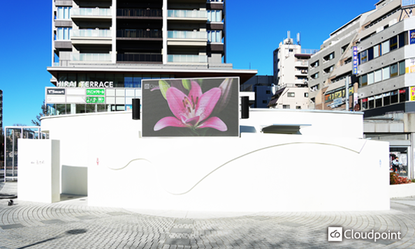 景観に調和した屋外LEDビジョン　駅前の広場が新たな情報発信拠点に