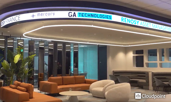 天井の曲線美を活かし、企業の先進性を象徴するオフィスエントランスの曲面LEDビジョン